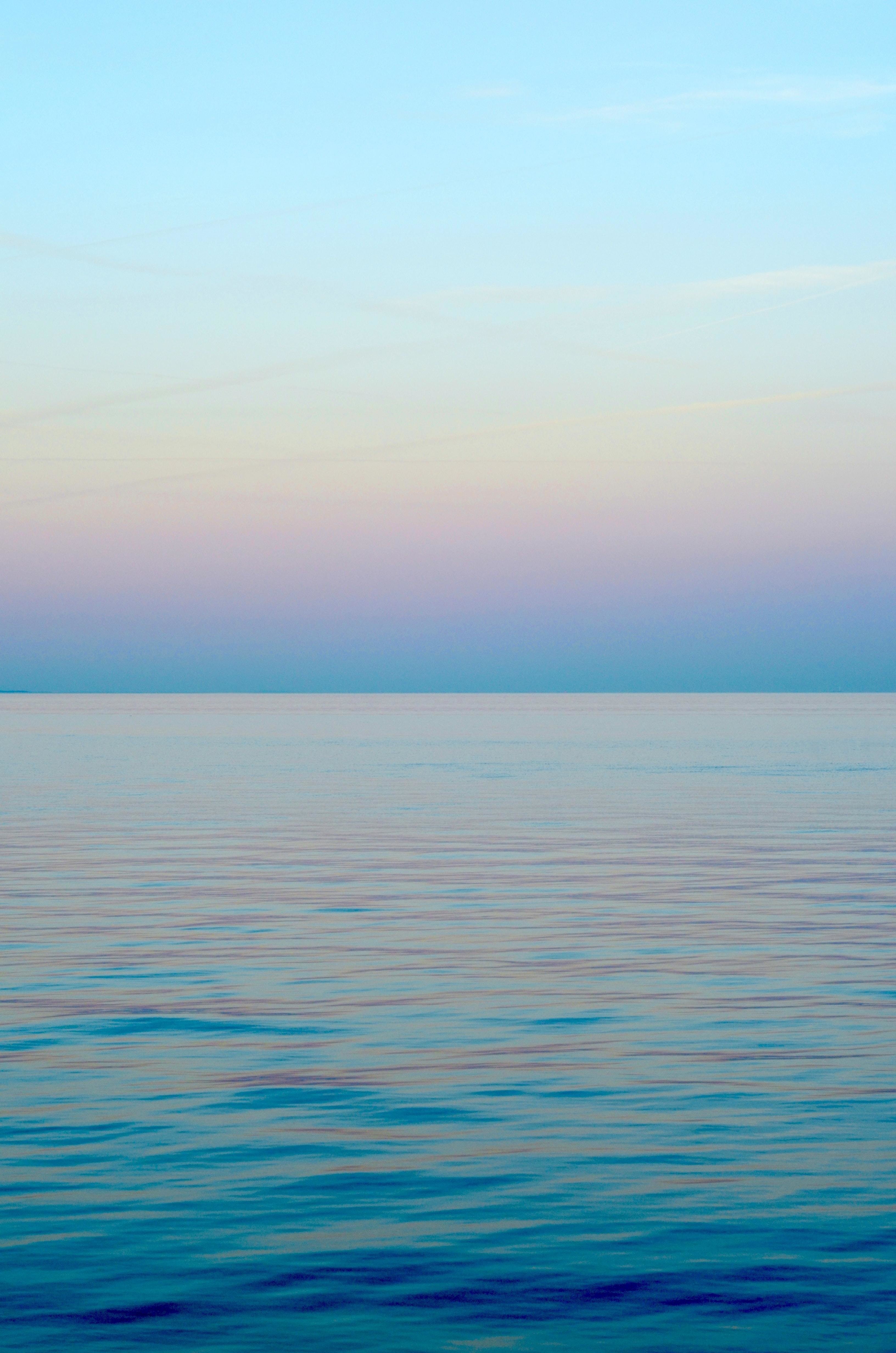 Ocean horizon with pastel colors in the sky